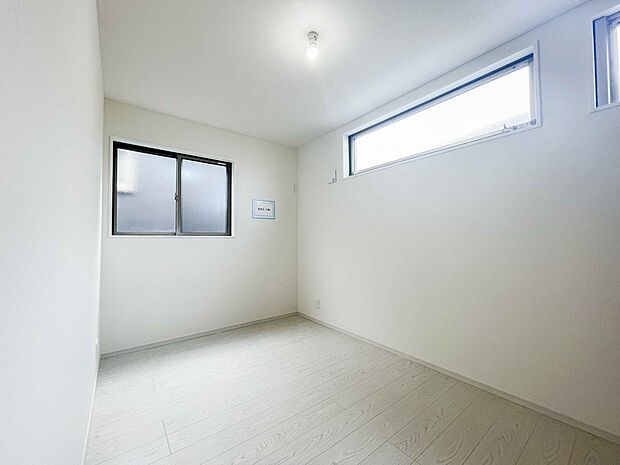 陽当たりの良い窓からは、清清しい風を室内に送り込んでくれます。快適な生活を楽しめます。