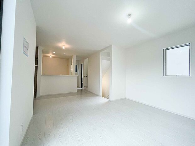 リビングは、食事スペースと寛げる場所設けてもまだ余裕の広さ。明るい光が照らしてくれます。