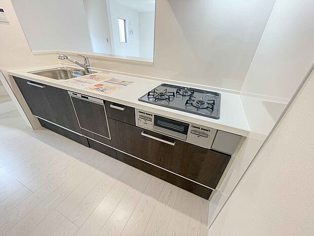 食洗機完備なので冬場の冷たい洗い物や忙しい主婦だからこそ食洗機をかけてる間に他の家事をこなすこともできちゃいますね。