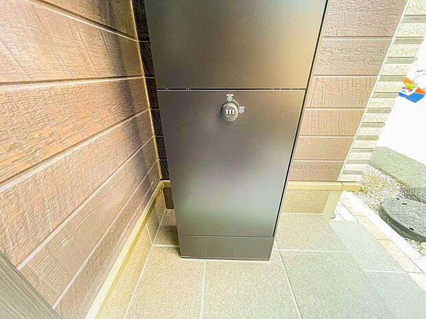 宅配ボックス。好きな時間にいつでも荷物を受取れるため、到着時間を気にして自宅で待機したり、再配達の連絡をする手間がかかりません。共働きなど不在が多い方、ネット通販の利用が多い方に大変便利。