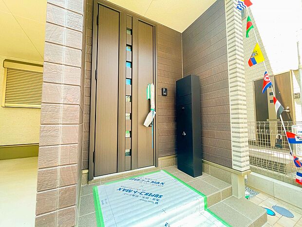 お客様も迎える玄関は高級感のある造りです。