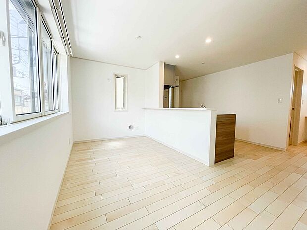 太陽の光が照らす明るいリビングは、開放感があり通風・採光に優れ、心地よい光と風が舞い込んできます。心休まるリビングは何よりも快適な時間を過ごせます。