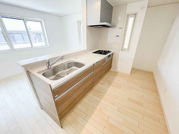 キッチン吊戸棚を無くす事によって、コミュニケーションを重視した設計に致しました。区画によって変わる一体感を、実際にご覧になって頂けましたらと思います。 