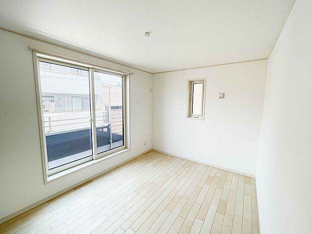 バルコニーに直接出入りできるお部屋です。ちょっと外の空気を吸いたい時や、ベランダでミニガーデニングなども楽しめそうです。