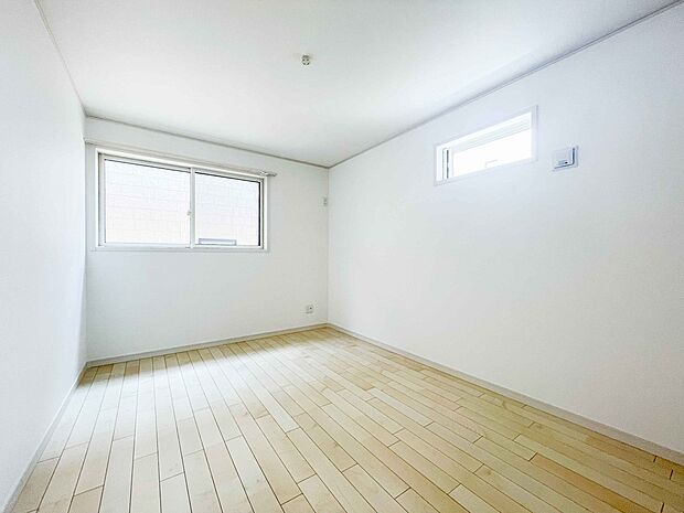 明るい窓のあるお部屋は子供部屋にぴったり。可愛い家具で素敵なお部屋に。