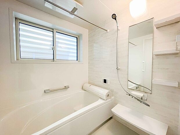 明るい作りの浴室は心も体もリフレッシュさせてくれます。窓もあるので湿気を外へ逃がすことも出来ます。