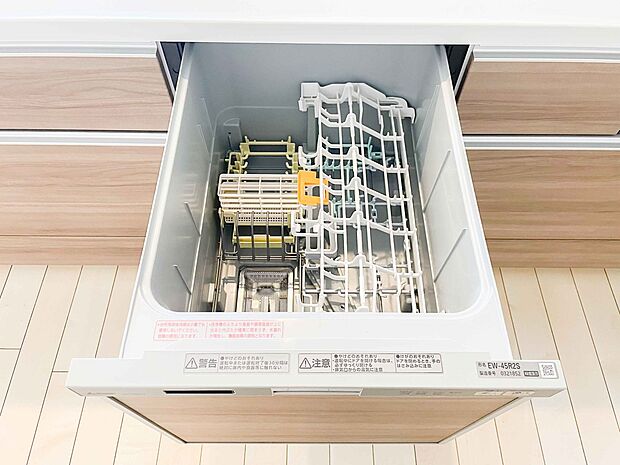 食器洗いのわずらわしさから開放してくれる嬉しい設備。後片付けの手間を減らし奥様の時間を有効活用できます。お湯と洗剤を使う機会が少なくなるため、手荒れ防止にも。