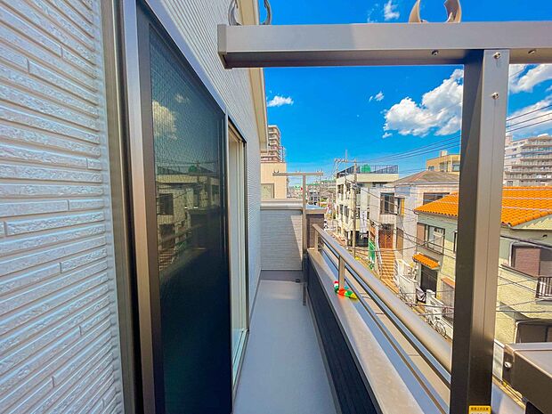 青い空が近くに感じるバルコニーは、爽やかな風をお部屋へ運んでくれます。