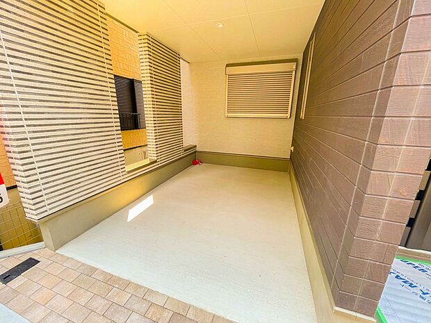 ビルトインガレージは、車がきれい。ビルトインガレージなら「野ざらし、雨ざらし、吹きさらし」になりません。汚れやいたみは減り、車の掃除もラクになります。