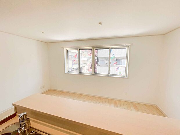 家族の様子を見ながらキッチンでお料理。一日の出来事を会話しながらの家事は嬉しいコミュニケーション。