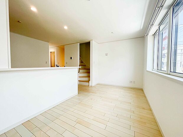 リビングは、食事スペースと寛げる場所設けてもまだ余裕の広さ。明るい光が照らしてくれます。