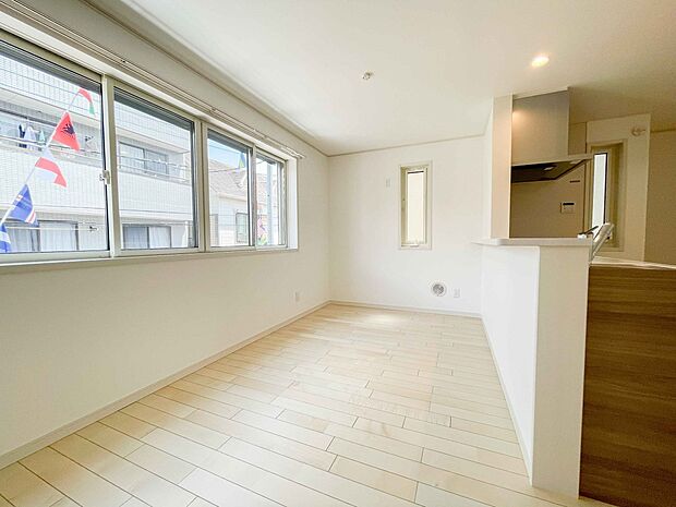 お料理できたらカウンターから手渡しができます。家族で会話をしながらお料理を楽しく。