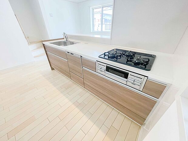 三口コンロで料理の幅を拡げてくれる使いやすいシステムキッチンを採用。洗い場も大きいので野菜や食器を洗ったりする際にも捗り、奥様の強い味方となってくれるはずです。