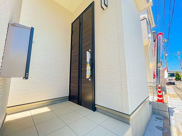 お客様も迎える玄関は高級感のある造りです。