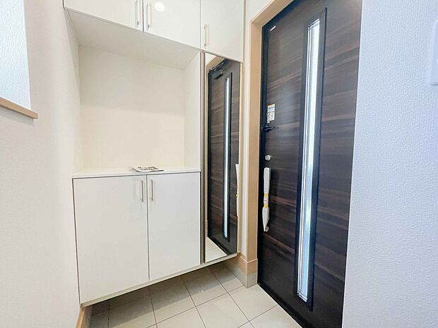 大型のシューズボックスには靴やブーツ、サンダルはもちろん、ハンカチや手袋、バック類などのお出かけ用品、印鑑や朱肉なども収納可能です。