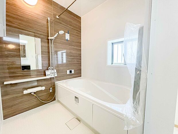 高級感溢れるカラーと大きさ・柔らかな曲線で構成された半身浴も楽しめるバスタブが心地よさをもたらします。窓もあるので換気もしっかりできますね。
