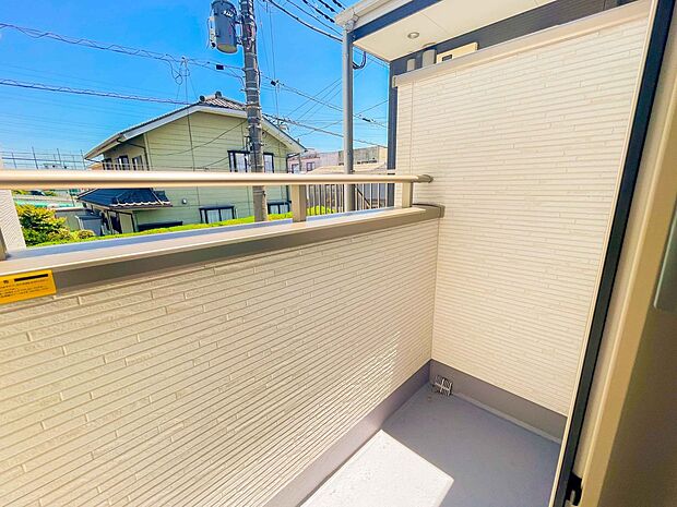 バルコニーから差し込む陽光・通風は、住環境・快適性と共に有り続ける貴重な「財産」です。この新築戸建に住まう事で手に入れるものは、きっと日常にとっても貴重な存在となるはずです。