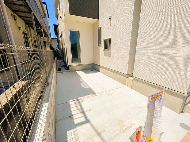 駐車場がある戸建を持つ最大のメリットは、駐車場代金を支払い続ける必要がないことです。賃貸住宅に住んでいる方が、戸建の購入を考えるきっかけに挙げることが多いようです。