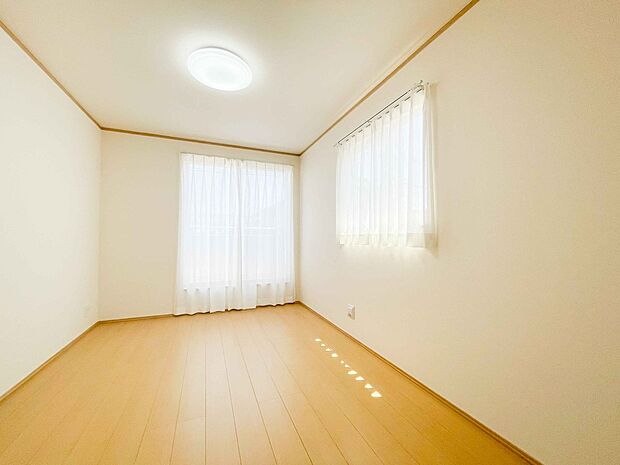 2面窓のある風通しの良いお部屋は心も体も元気にしてくれます。自分だけのお部屋作りを楽しんでみては。