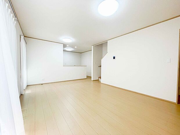 リビングは、食事スペースと寛げる場所設けてもまだ余裕の広さ。明るい光が照らしてくれます。