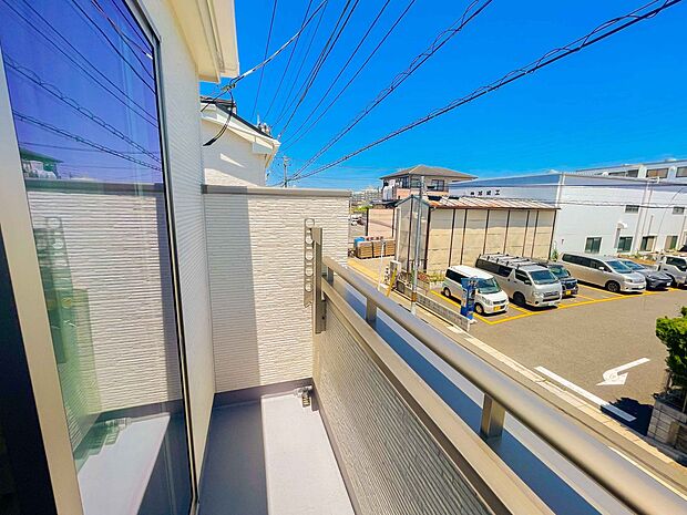 周辺は高い建物が無く、解放感が感じられます。