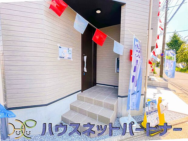 玄関前に季節のお花を置いて可愛く演出してみてはいかがですか。楽しいお家造りが待っています。