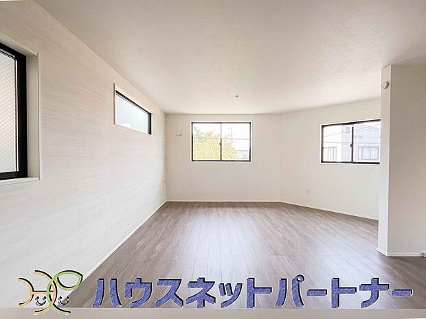 整然とした空間演出、快適な理想の暮らしの実現は家のみの拘りではなく、そこで暮らす方々にとって素敵な環境であることも挙げられると思います。四季折々の変化が奏でる鼓動を楽しんで下さい。