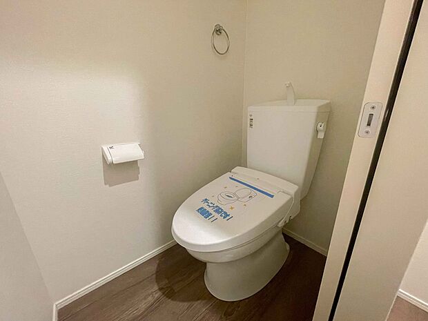 快適な生活を送るための必須アイテムとなった洗浄機能付トイレ。おしり洗浄、ビデ洗浄、暖房便座の3つの機能を標準装備しています