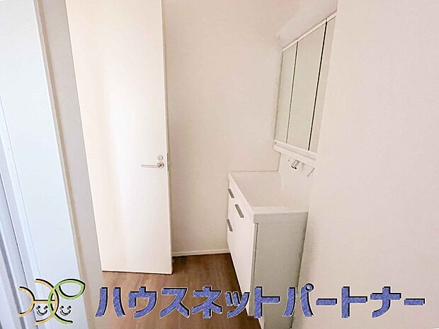 大きく見やすい三面鏡で清潔感ある洗面台は、身だしなみチェックや肌のお手入れに最適です。何かと物が増える場所だからこそ、スッキリと見映えの良い空間に拵えました。