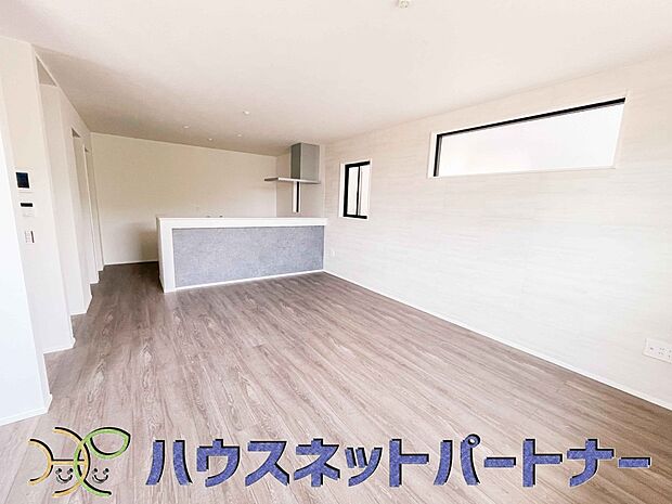 リビングは、食事スペースと寛げる場所設けてもまだ余裕の広さ。明るい光が照らしてくれます。