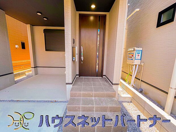 玄関の扉を開けるとそこは家族の待つお家。笑い声が聞こえてきそう。