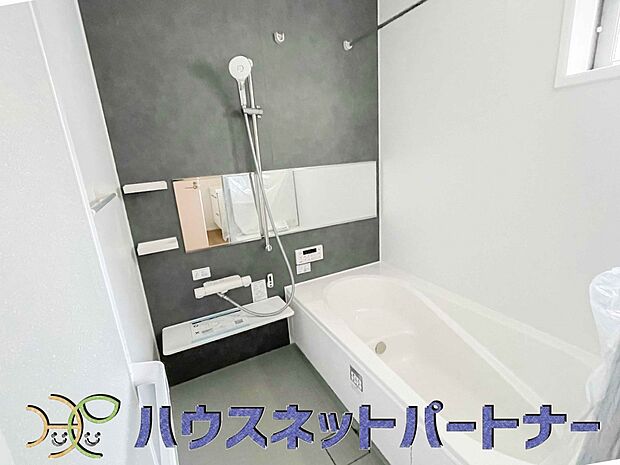 高級感溢れるカラーと大きさ・柔らかな曲線で構成された半身浴も楽しめるバスタブが心地よさをもたらします。