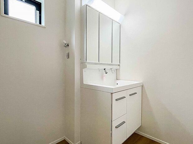 明るい清潔感のある洗面所は、鏡も大きくシンクが広々。朝の支度も楽にこなせます。