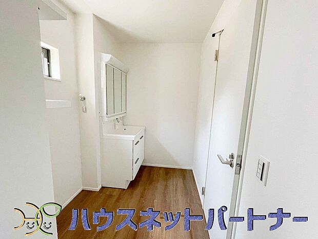 大きく見やすい三面鏡で清潔感ある洗面台は、身だしなみチェックや肌のお手入れに最適です。何かと物が増える場所だからこそ、スッキリと見映えの良い空間に拵えました。