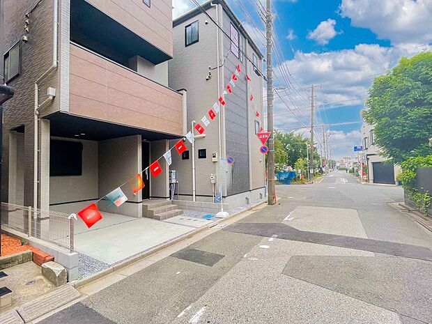 前面道路の日当たりの良い明るいお家。