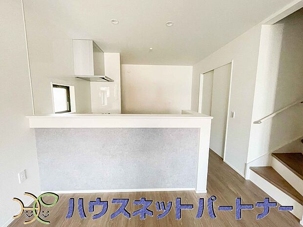 キッチンカウンターがあると配膳が楽なことがメリットの一つ。後片付けをするときも、ダイニングテーブルからあまり動かずに流し台へ運ぶことができるので便利です♪