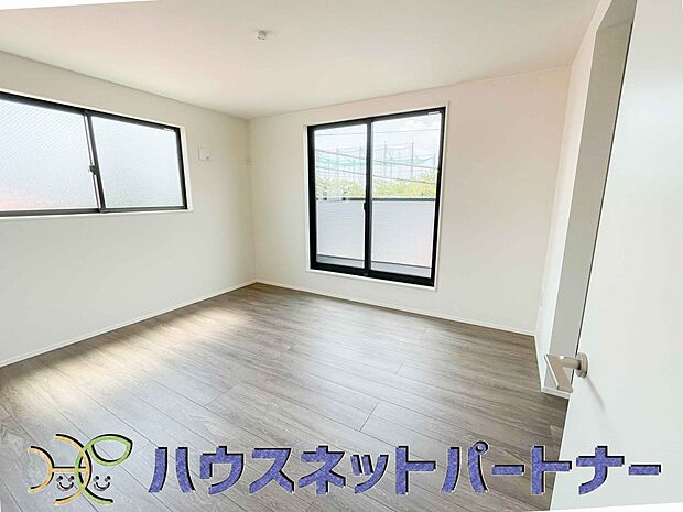 バルコニーに直接出入りできるお部屋です。ちょっと外の空気を吸いたい時や、ベランダでミニガーデニングなども楽しめそうです。