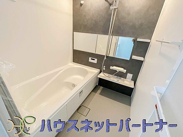 明るい作りの浴室は心も体もリフレッシュさせてくれます。窓もあるので湿気を外へ逃がすことも出来ます。