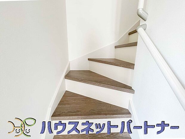 手すりがないと階段の昇り降りで危険なことはもちろん、壁に手をつきながら歩くことで壁紙が汚れやすくなります。すべての方に安心して昇り降りしていただくため、手すりを設置しました。