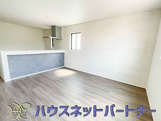 リビングは、食事スペースと寛げる場所設けてもまだ余裕の広さ。明るい光が照らしてくれます。