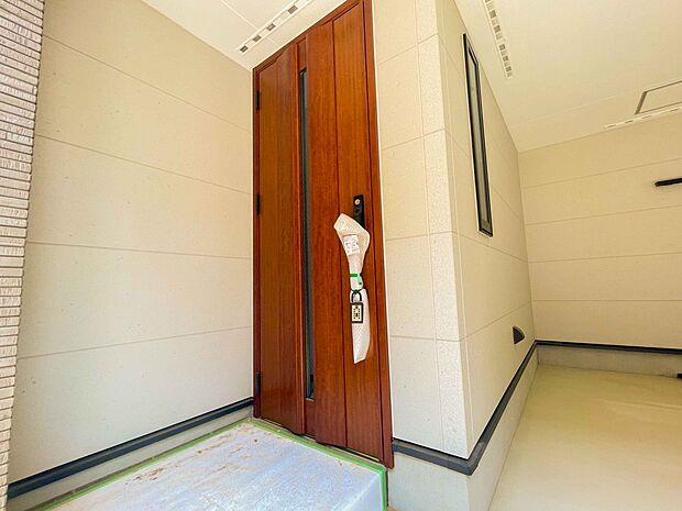 玄関の扉を開けるとそこは家族の待つお家。笑い声が聞こえてきそう。