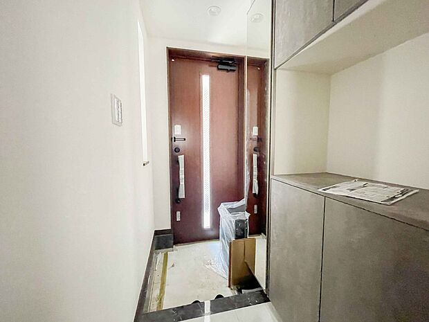 玄関扉を開くと開放感のある空間です。シューズボックスにはお花を飾ってみてはいかがですか。