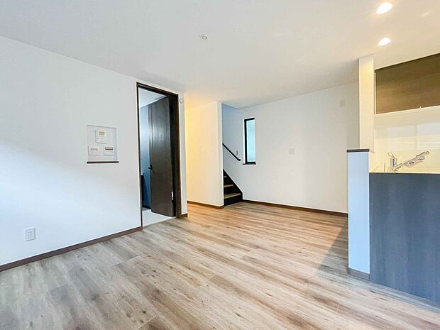 太陽の光が照らす明るいリビングは、開放感があり通風・採光に優れ、心地よい光と風が舞い込んできます。心休まるリビングは何よりも快適な時間を過ごせます。