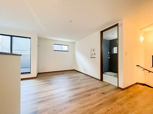 太陽の光が照らす明るいリビングは、開放感があり通風・採光に優れ、心地よい光と風が舞い込んできます。心休まるリビングは何よりも快適な時間を過ごせます。