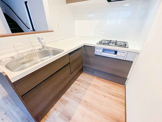 木目調のキッチンは落ち着いた雰囲気で収納もたくさん。嬉しい食洗器付です。汚れも目立ちません。