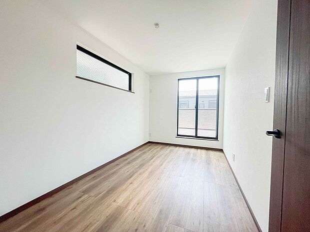 バルコニーに直接出入りできるお部屋です。ちょっと外の空気を吸いたい時や、ベランダでミニガーデニングなども楽しめそうです。