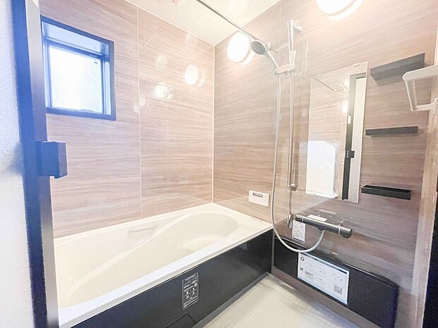 明るい作りの浴室は心も体もリフレッシュさせてくれます。窓もあるので湿気を外へ逃がすことも出来ます。