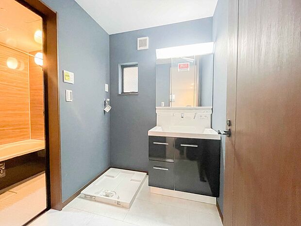 毎日使う洗濯機。しっかりと奥行きのある置き場が確保されています。