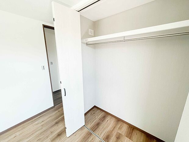 壁面クローゼットのメリットは、衣類が横一列に並ぶためひと目で洋服が選びやすいこと。衣類をたくさんお持ちの方も、限られたスペース内に無理なく収納することができます。