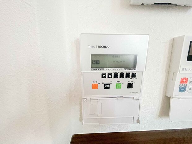 床下に発熱体を敷詰めることで、足元から部屋全体までぽかぽか暖まります。エアコンやファンヒーターより乾燥しにくく、ほこりが舞い上がらないメリットも。喉にやさしく、快適な冬を過ごせます。